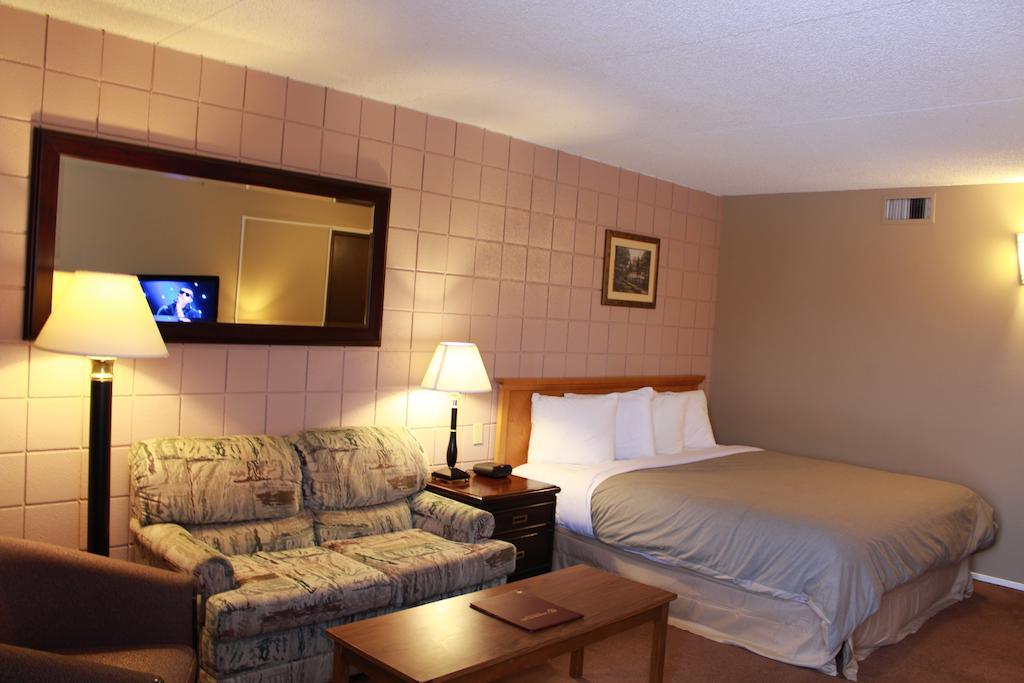 Canway Inn & Suites Dauphin Εξωτερικό φωτογραφία
