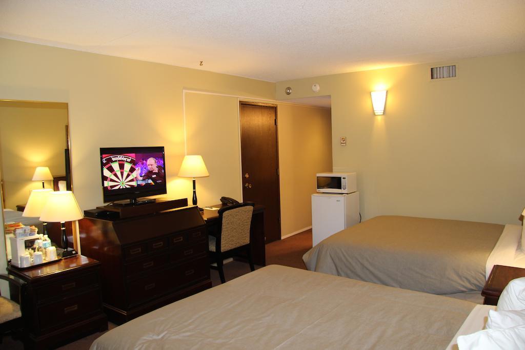 Canway Inn & Suites Dauphin Εξωτερικό φωτογραφία