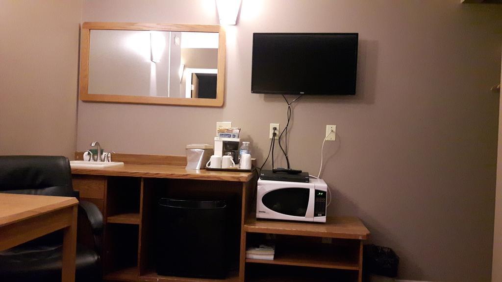 Canway Inn & Suites Dauphin Εξωτερικό φωτογραφία