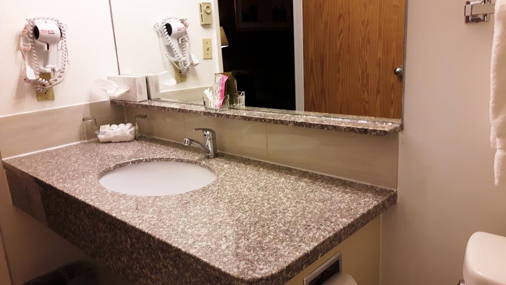 Canway Inn & Suites Dauphin Εξωτερικό φωτογραφία